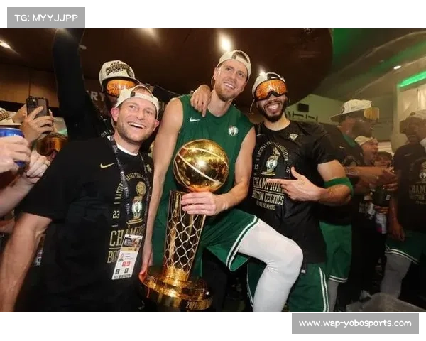 塔图姆晒波尔津吉斯拥抱照，致意“我的兄弟”